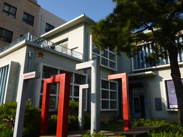 大田のアーティストらの作品が鑑賞できるモダン空間