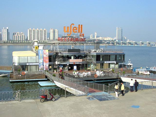 蚕室漢江公園内にある遊覧船の船着場