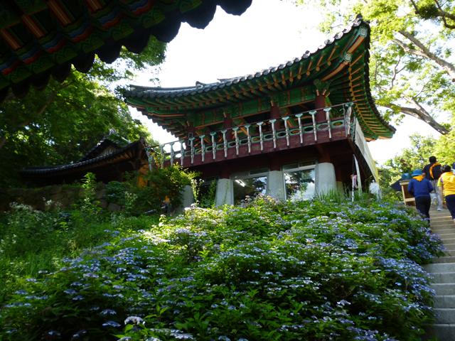 韓国でも珍しい鉄仏が奉られている寺