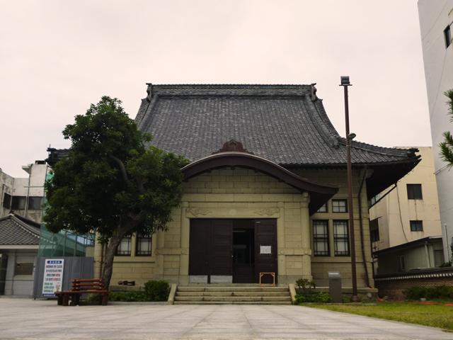1930年築、木造寺社建築を石造りで表現した珍しい建物