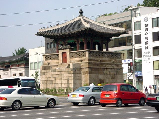 三清洞通りの入口に残された、かつて景福宮の望楼。