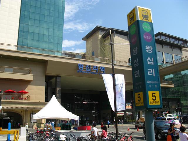 ４つの線が交差する交通の要所、大型駅ビルもあり。