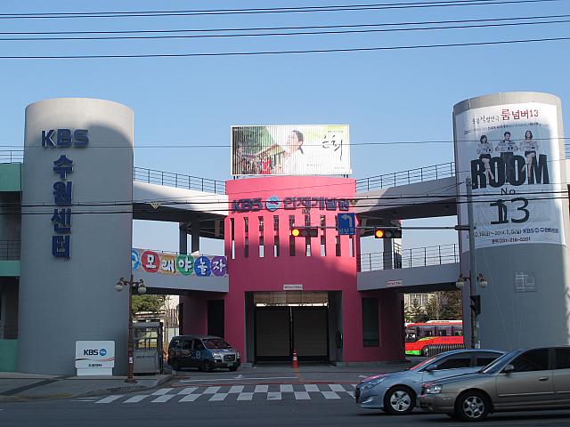 予約をすればテレビ局内を見学することができます