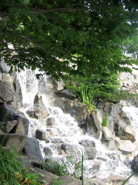 滝の裏から滝を見られる！