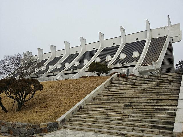 韓国の建築の巨匠が設計、独特な形をした元博物館