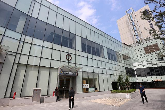 水原駅の前にある観光情報案内所。水原シティーツアーバスの申込もここで！