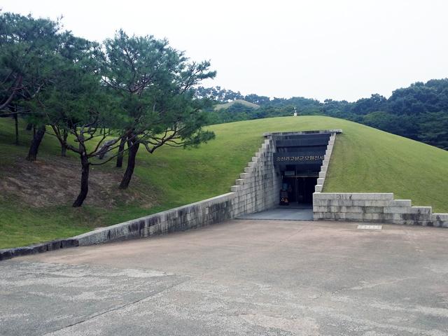 第25代の武寧王(ムリョンワン）や王族を埋葬した墳墓群