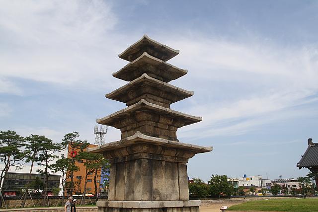 ５層石塔がそびえ立ち、百済の芸術を象徴する寺址。ユネスコ世界遺産。