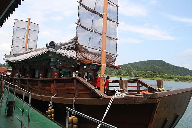 古代百済の最後の都、扶余で起きた白村江の戦いの舞台ともなった川を下る遊覧船。