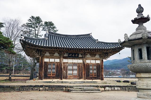 智異山の山麓にある寺