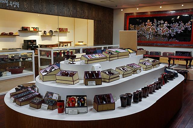 美しい漆塗りの工芸品の展示館