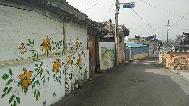 ひっそりとした田舎の路地によく似合う素朴な壁画の村