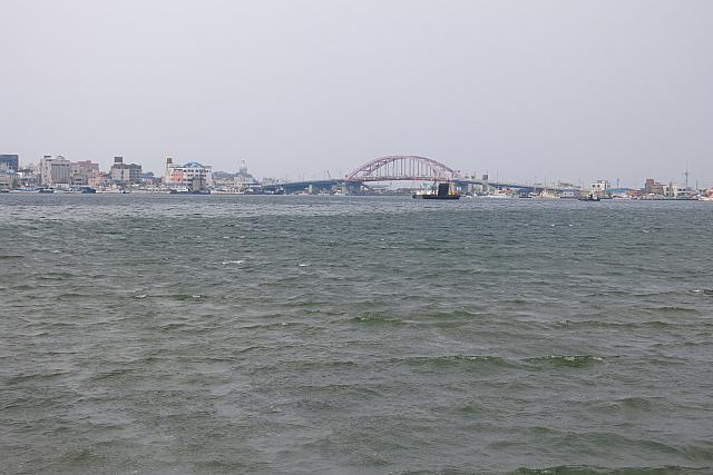 束草の市街地に囲まれた海水の湖