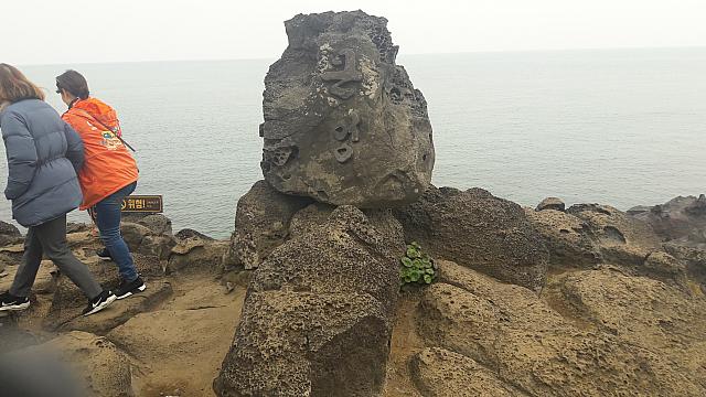 火山溶岩の塊と海が織り成す美しい海岸の絶景