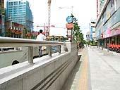 地下鉄２号線、キョンソンダデ・プギョンデ（慶星大・釜慶大・Kyungsong Univ・Pukyong National Univ）駅で下車。３番出口を出て後ろを振り向き、