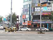 地下鉄１号線ナンポ（南浦・Nampo）駅６番出口を出て道なりに進み、バス停で一般バス88Ａ／88Ｂ／8番に乗り、
