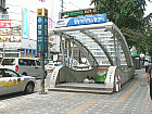 地下鉄４号線ミョンドン（明洞・Myeong-dong・424）駅４番出口を出て、まっすぐ進みます。




