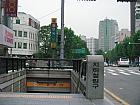 地下鉄３号線アングッ（安国・Anguk・328）駅２番出口を出て直進します。