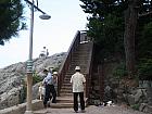 ホテルの前を通り過ぎ、まっすぐ進むと、ビーチの端に階段が見えるので、その階段が散歩道の入り口になります。（駅から徒歩20分程度）