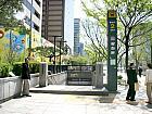 地下鉄５号線クァンファムン（光化門・Gwanghwamun・533）駅２番出口を出て進行方国進み、