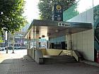 地下鉄２号線チャムシルセネ（蚕室セネ・Jamsilsaenae・217）駅６番出口を出て、そのまままっすぐ約４００ｍほど進みます。