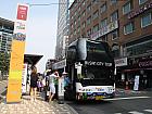 地下鉄１号線プサンヨッ駅で下車し、６番出口から出て釜山駅方面へ歩くと、左側に出発のバス停があります。徒歩約１分。