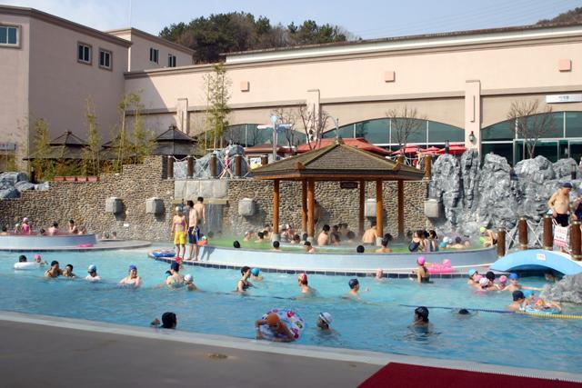 韓国式サウナも露天風呂も温水プールも楽しめる、温泉の街の健康ランド！