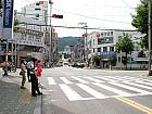 そこを左に曲がりまっすぐ進むと正面に釜山大学の正門が見えます。