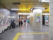 地下鉄１号線、ナンポ（南浦・Nampo）駅で下車。４〜７番出口の方面に進むと、