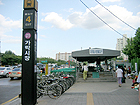地下鉄３・８号線カラクシジャン（可楽市場・Garak Market・350/817）駅４番出口を出て、振り返るように後ろ方向へ進みます。