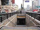 地下鉄３号線アングッ（安国・An-guk・328）駅２番出口を出て、そのまま直進します。