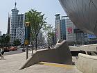 地下鉄２・４・５号線トンデムンヨクサムンファコンウォン（東大門歴史文化公園・Dongdaemun History&Culcure Park・205/422/536）駅の１番出口を出て、後ろ方向に歩いて行きます。