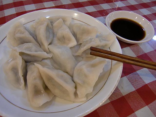 肉の旨味がぎゅっと詰まった本場の水餃子を庶民派価格で!　お一人様も歓迎の東北料理店。