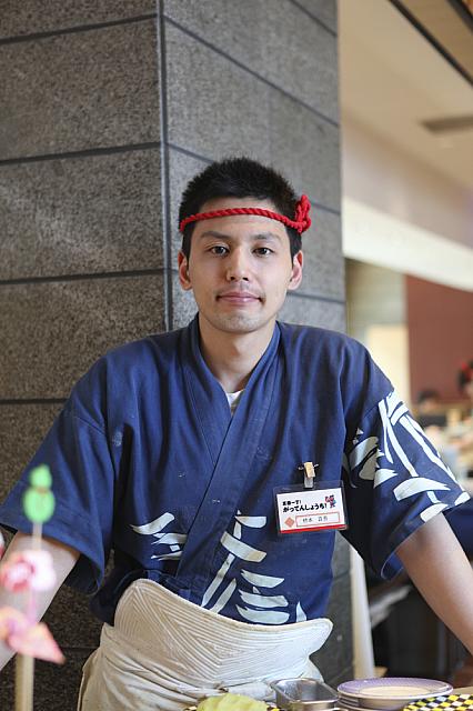 がってん承知!のかけ声高く、世紀大道・96広場で回るお寿司は鮮度が命！新鮮な食材を世界中から集めて召し上がれ！
