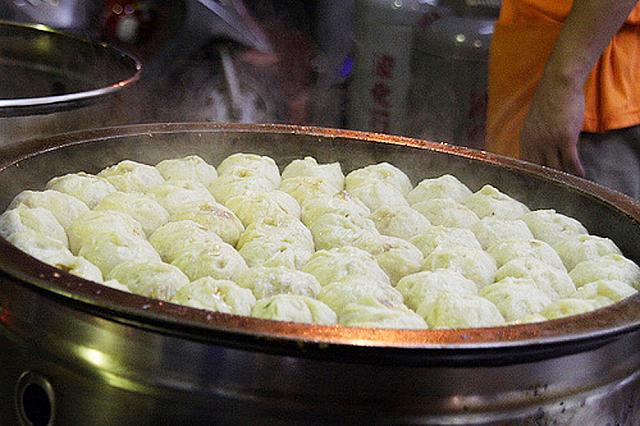 散策にぴったりの陝西南路。店頭で焼かれる生煎包（焼小籠包）の香りについつい引き込まれる。上海市内に支店がある便利な小吃店。