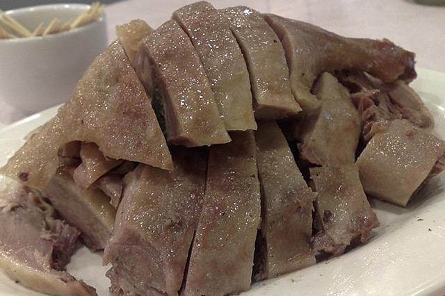 南京名物の「塩水鴨（塩味の蒸し鴨）」を食べるならこちらのお店。雲南南路の美食街で行列ができるおいしさ！お酒のつまみに！