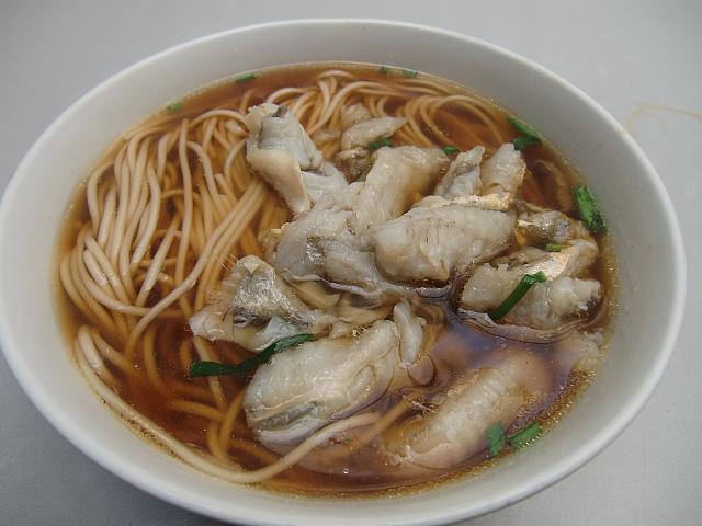 毎日満席の人気麺料理店といえばココ!　路地に隠れた小さな老舗で、上海ならではの素朴な麺を味わおう。