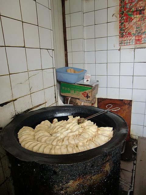 上海人に人気の餃子テイクアウト店といえばこの店。昔ながらの路地裏で香ばしい餃子をほおばろう。