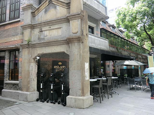 ミシュランシェフが手がける親しみやすいタパスが好評。新天地内の人気スペイン料理店。