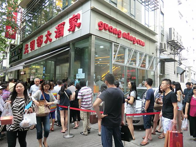 淮海中路でいちばんの行列店!　地元中高年に大人気のお惣菜屋さん付き上海料理店。