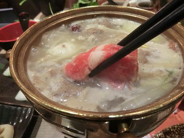 「環球港」内で火鍋を食べるならここ!　上質な海鮮と牛肉をあっさりいただく広東火鍋の行列店。