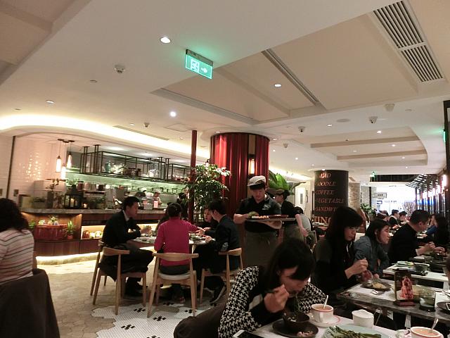 本場の香港の味を上海で。一人でも大人数でも使えるレトロカジュアルな茶餐廳。
