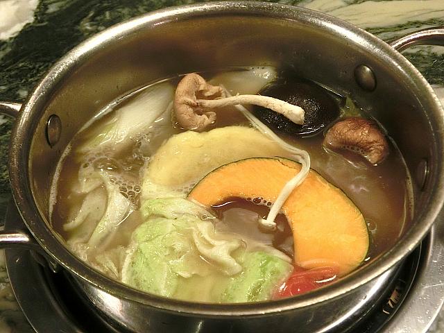 ユニークなインテリアの火鍋店で有機野菜をたっぷり食べよう!　静安寺エリアのおしゃれ火鍋専門店。