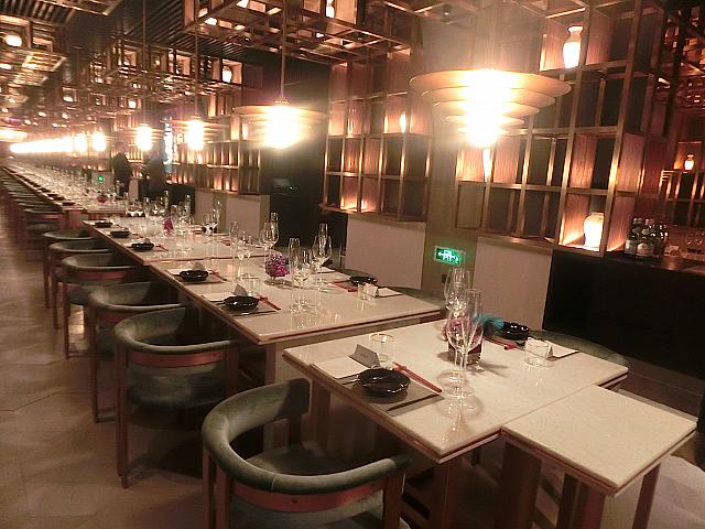 コンテンポラリーな四川料理の数々をコースで楽しむ!　 「興業太古匯」内のアート系四川料理店。