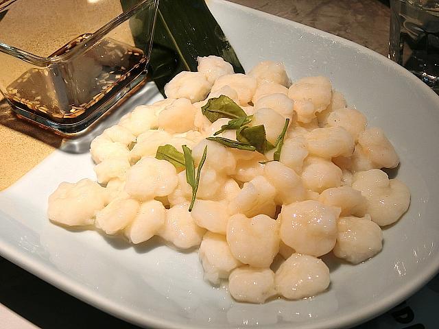 代表的な杭州料理の数々をカジュアルに。世界遺産「西湖」からすぐの大人気杭州料理店。