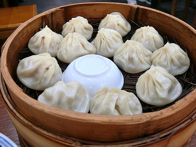 下町の隠れ人気店で、蒸し立てアツアツの小籠包を味わおう。