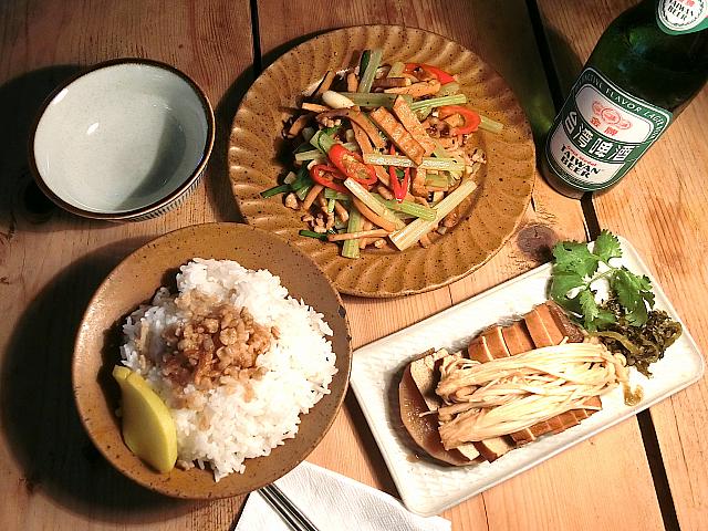 レトロなインテリアと庶民的な料理が大人気。工場跡地の隠れ家台湾料理食堂。