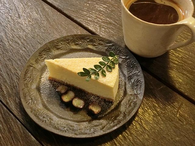 侘び寂びがテーマの実力派カフェ。アンティークに囲まれた空間でコーヒーやお酒を楽しもう。