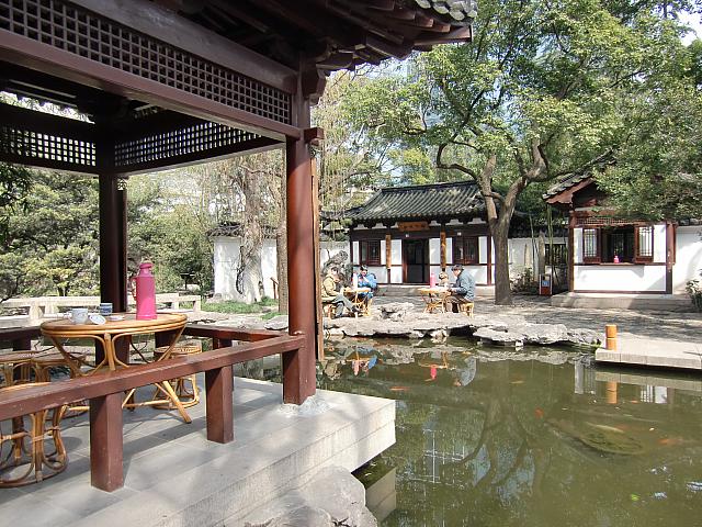 中国伝統の造園様式が観られるミニ庭園。晴れた日は外で中国茶を楽しもう。