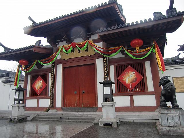 南翔老街のはずれにある歴史的仏教寺院。中国のお寺ならではの金ぴか＆壮大な雰囲気を楽しもう。